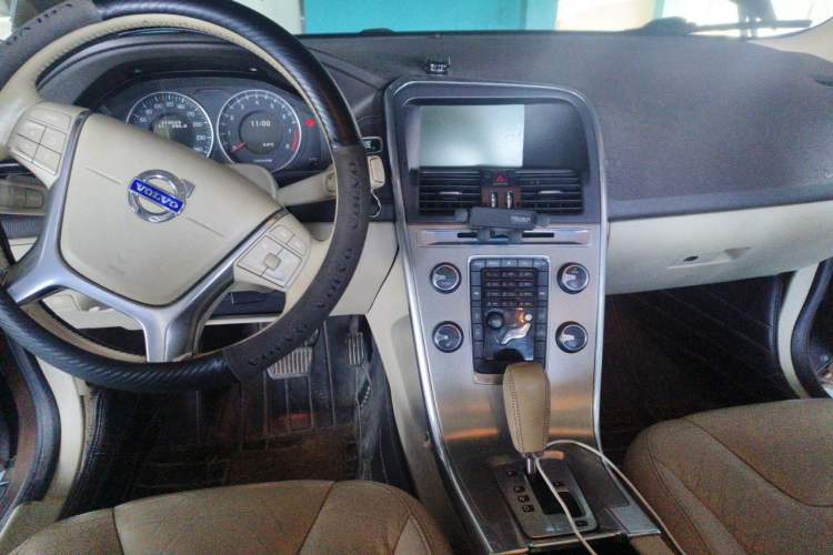 Used Volvo XC60 2012 T5 Comfort Edition Center Console