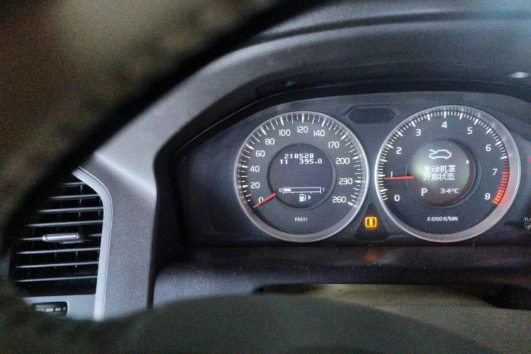 Used Volvo XC60 2012 T5 Comfort Edition Odometer Close Up