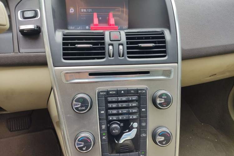 Used Volvo XC60 2012 T5 Comfort Edition Audio And AC Panel