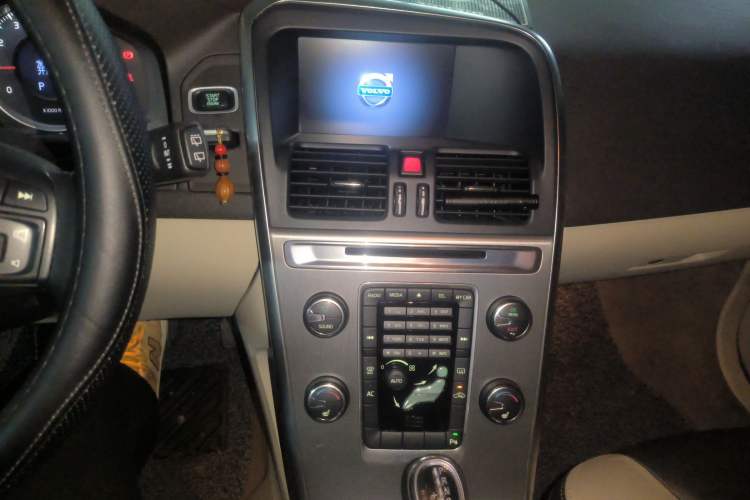 Used Volvo XC60 2012 T5 Comfort Edition Audio And AC Panel