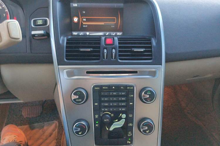 Used Volvo XC60 2012 T6 AWD Comfort Edition Audio And AC Panel