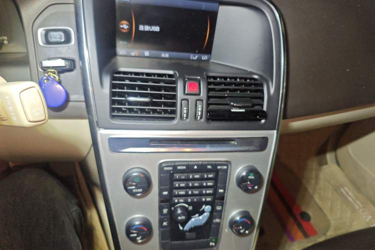 Used Volvo XC60 2012 T5 Comfort Edition Audio And AC Panel
