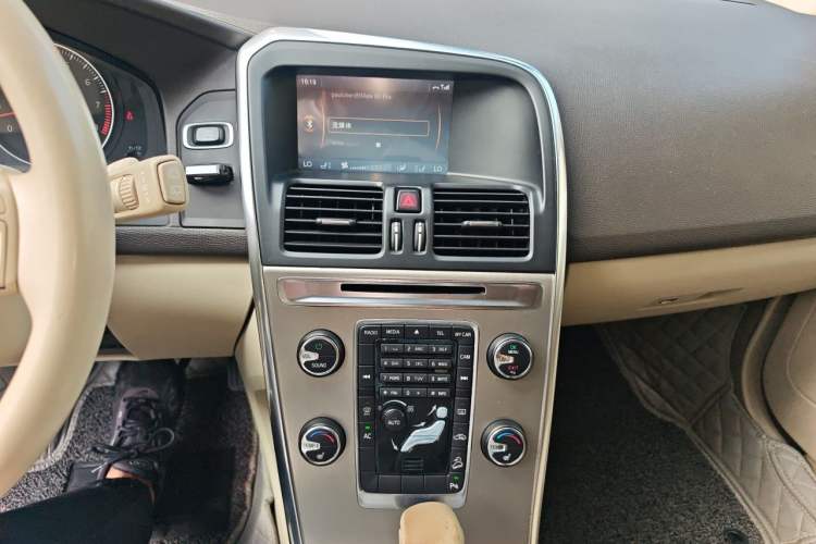 Used Volvo XC60 2012 T6 AWD Comfort Edition Audio And AC Panel