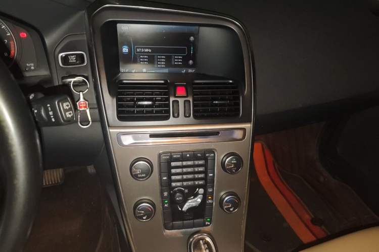 Used Volvo XC60 2012 T5 Comfort Edition Audio And AC Panel