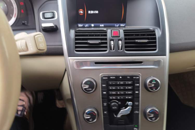 Used Volvo XC60 2012 T5 Comfort Edition Audio And AC Panel