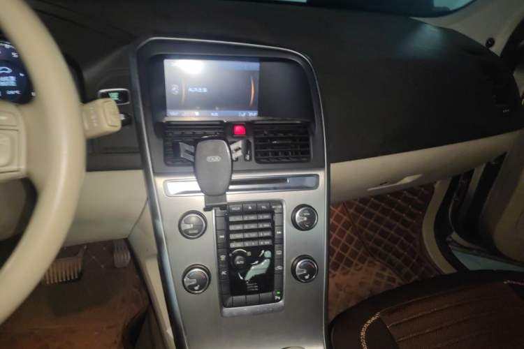 Used Volvo XC60 2012 T5 Comfort Edition Audio And AC Panel