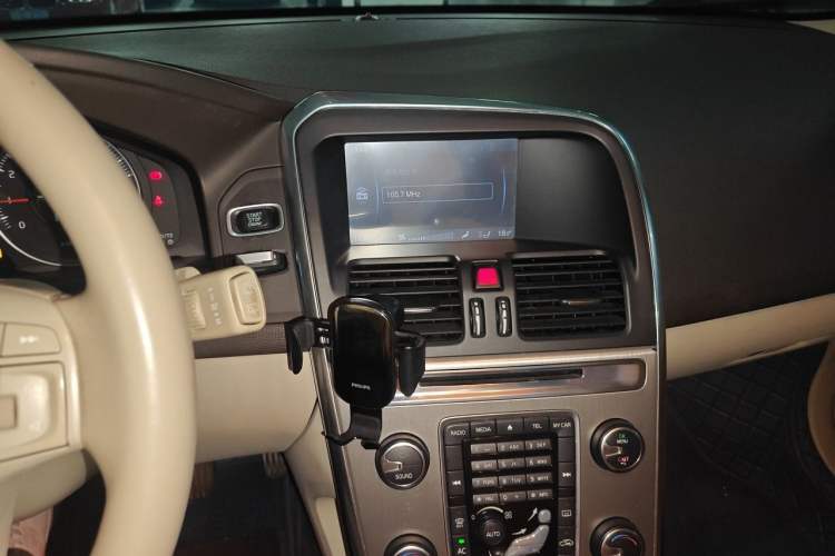 Used Volvo XC60 2012 T5 Comfort Edition Audio And AC Panel