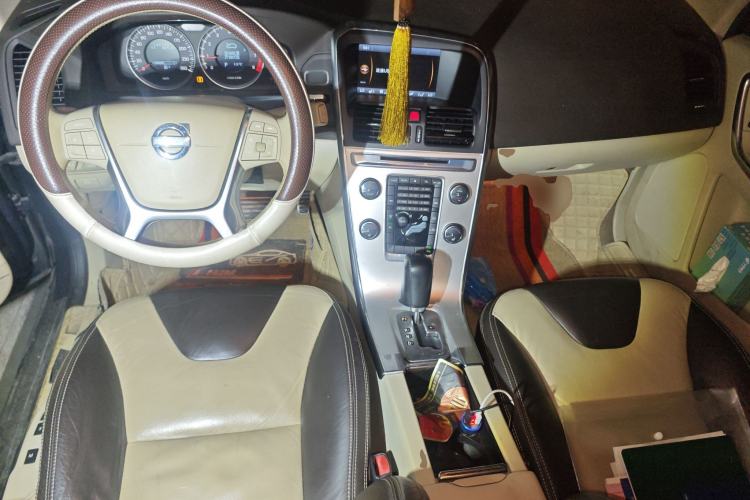 Used Volvo XC60 2012 T5 Comfort Edition Center Console