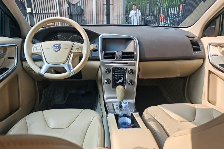 Used Volvo XC60 2012 T6 AWD Comfort Edition Center Console