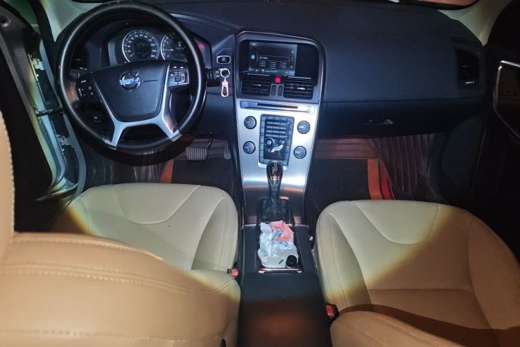 Used Volvo XC60 2012 T5 Comfort Edition Center Console