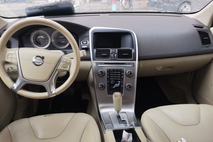 Used Volvo XC60 2012 T5 Comfort Edition Center Console