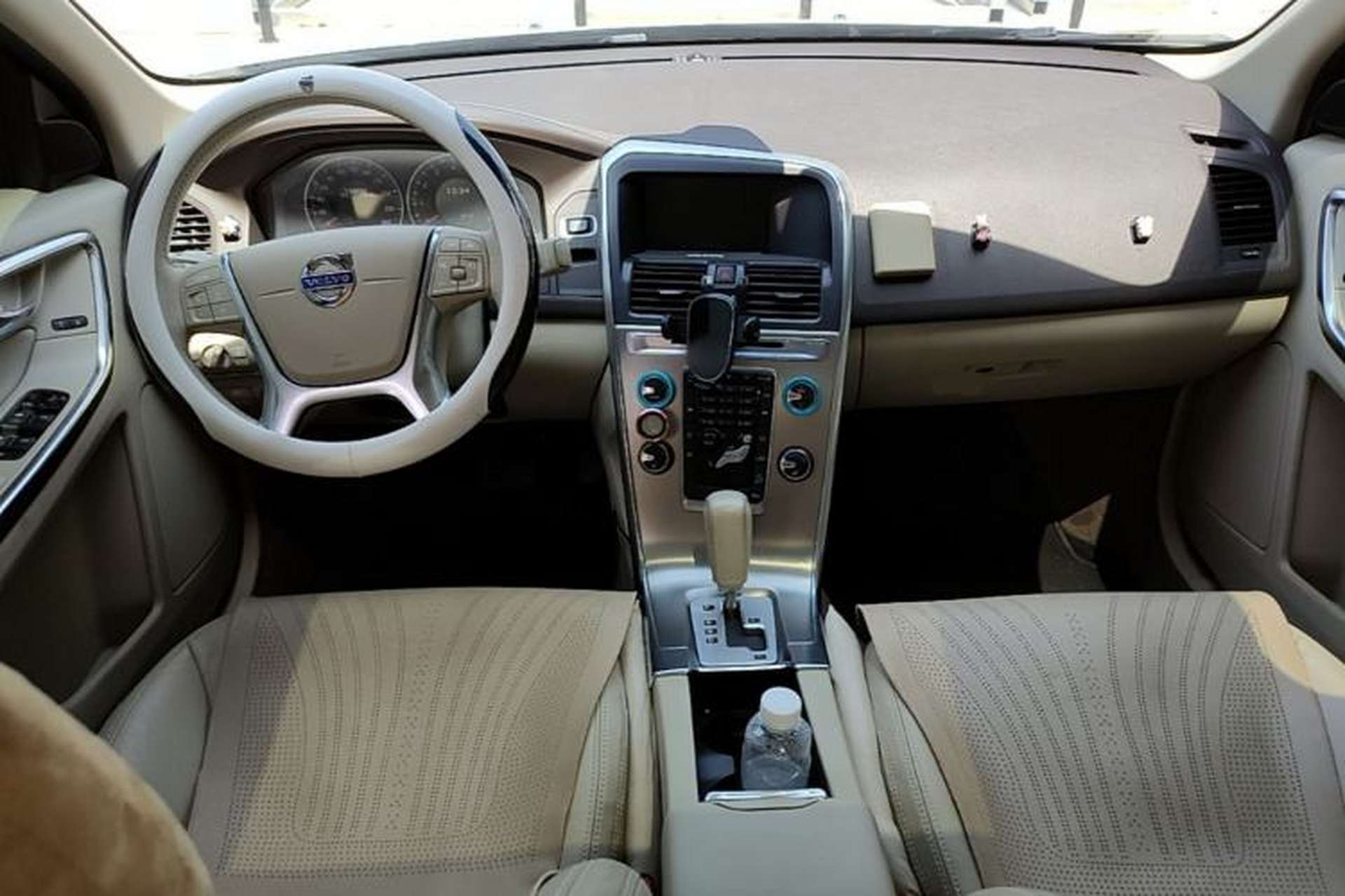 Used Volvo XC60 2012 T6 AWD Comfort Edition Center Console