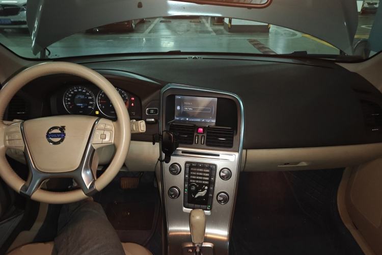 Used Volvo XC60 2012 T5 Comfort Edition Center Console