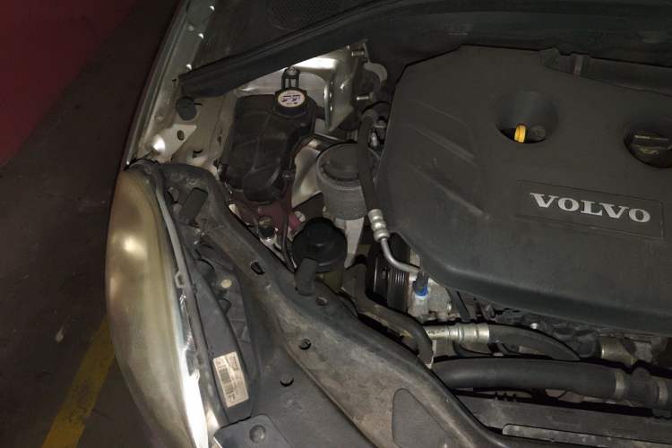 Used Volvo XC60 2012 T5 Comfort Edition Engine Bay Right