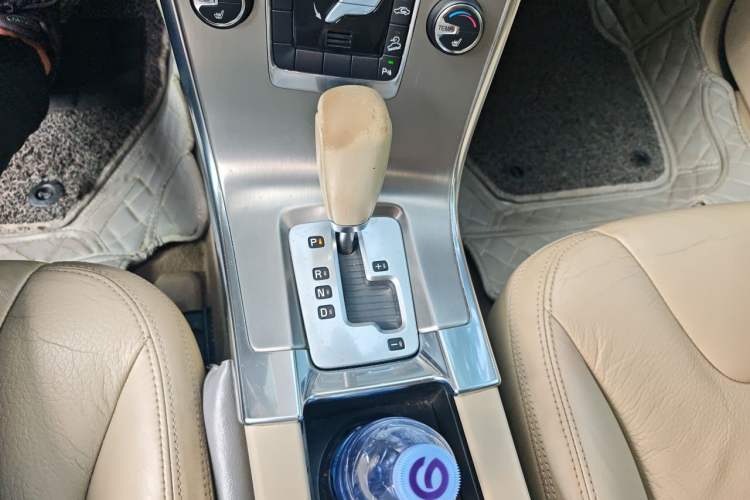 Used Volvo XC60 2012 T6 AWD Comfort Edition Gear Lever