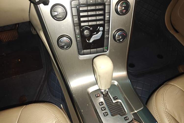 Used Volvo XC60 2012 T5 Comfort Edition Gear Lever