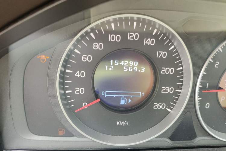 Used Volvo XC60 2012 T5 Comfort Edition Odometer Close Up