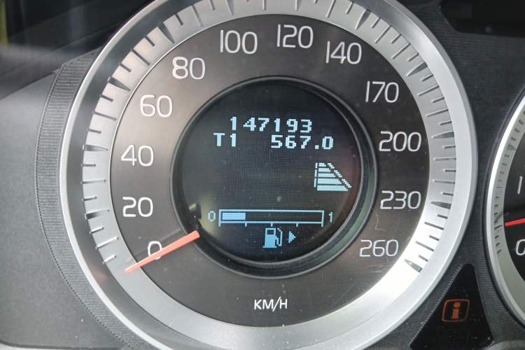 Used Volvo XC60 2012 T5 Comfort Edition Odometer Close Up
