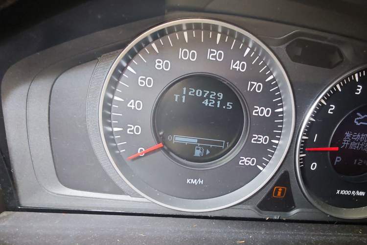 Used Volvo XC60 2012 T5 Comfort Edition Odometer Close Up