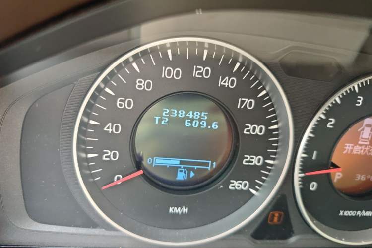 Used Volvo XC60 2012 T6 AWD Comfort Edition Odometer Close Up