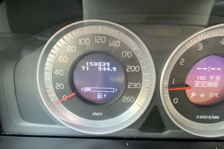 Used Volvo XC60 2012 T5 Comfort Edition Odometer Close Up