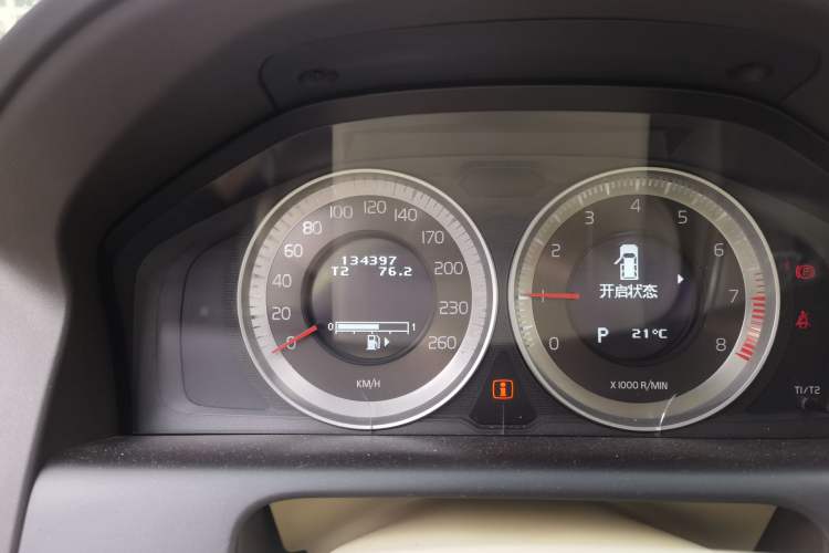 Used Volvo XC60 2012 T5 Comfort Edition Odometer Close Up
