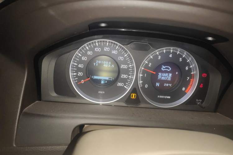 Used Volvo XC60 2012 T5 Comfort Edition Odometer Close Up