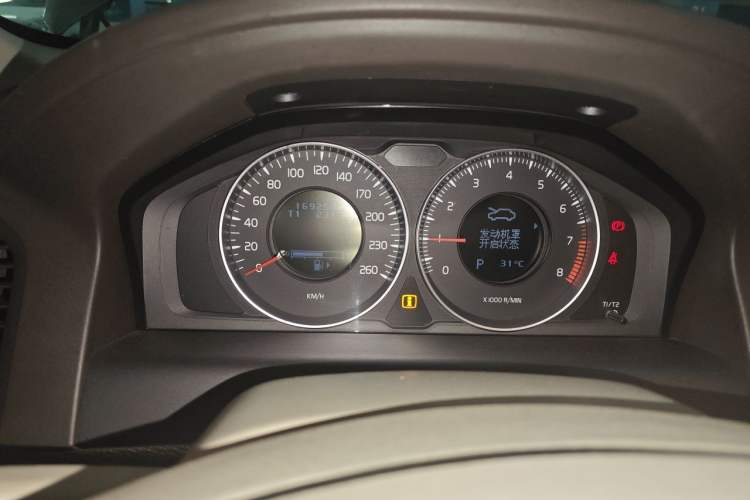Used Volvo XC60 2012 T5 Comfort Edition Odometer Close Up