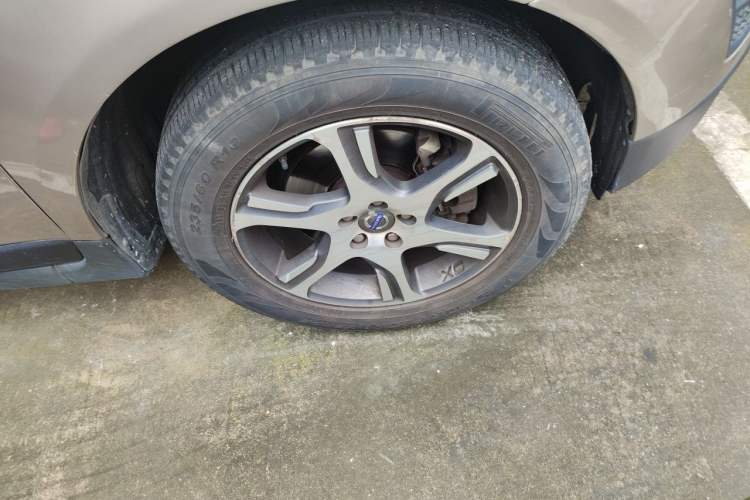 Used Volvo XC60 2012 T5 Comfort Edition Right Front Wheel Hub