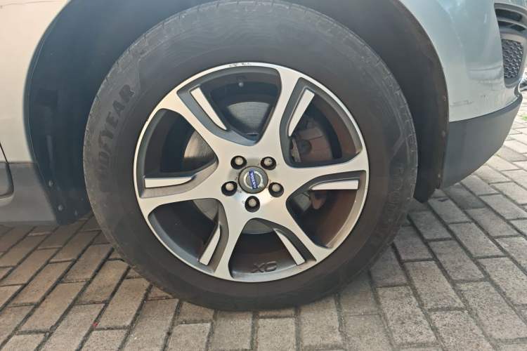 Used Volvo XC60 2012 T6 AWD Comfort Edition Right Front Wheel Hub