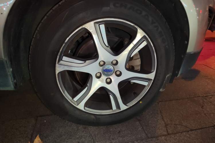 Used Volvo XC60 2012 T6 AWD Comfort Edition Right Front Wheel Hub
