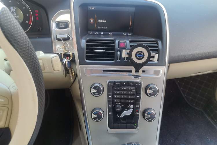Used Volvo XC60 2012 T5 Comfort Edition Audio And AC Panel