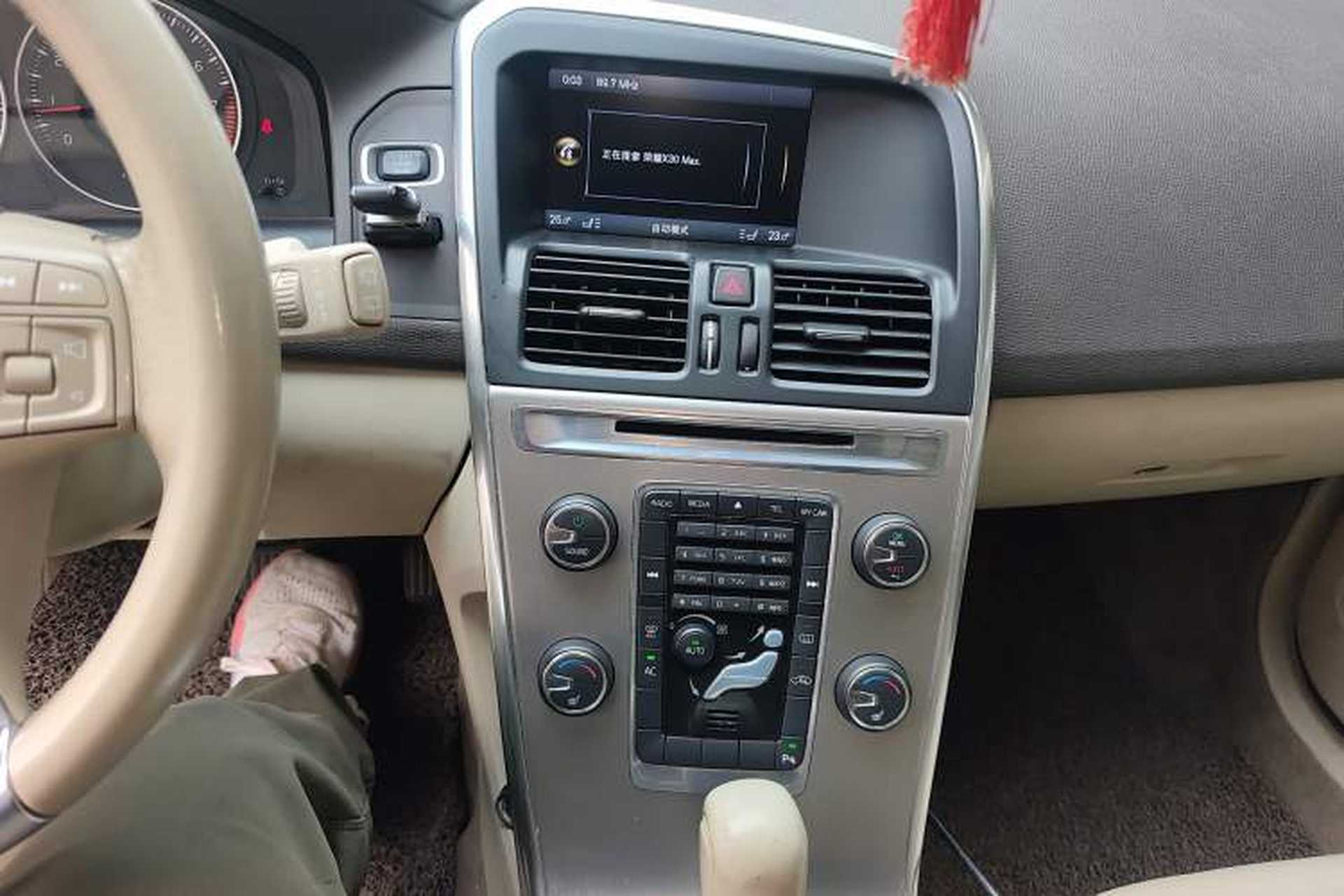 Used Volvo XC60 2012 T5 Comfort Edition Audio And AC Panel