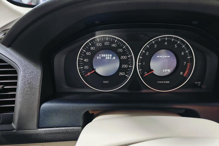 Used Volvo XC60 2012 T5 Comfort Edition Odometer Close Up