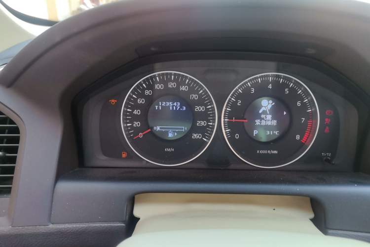 Used Volvo XC60 2012 T5 Comfort Edition Odometer Close Up