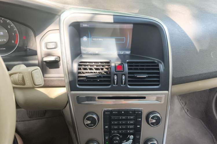 Used Volvo XC60 2012 T6 AWD Comfort Edition Audio And AC Panel