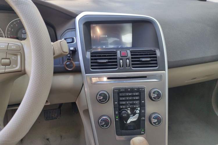 Used Volvo XC60 2012 T5 Comfort Edition Audio And AC Panel