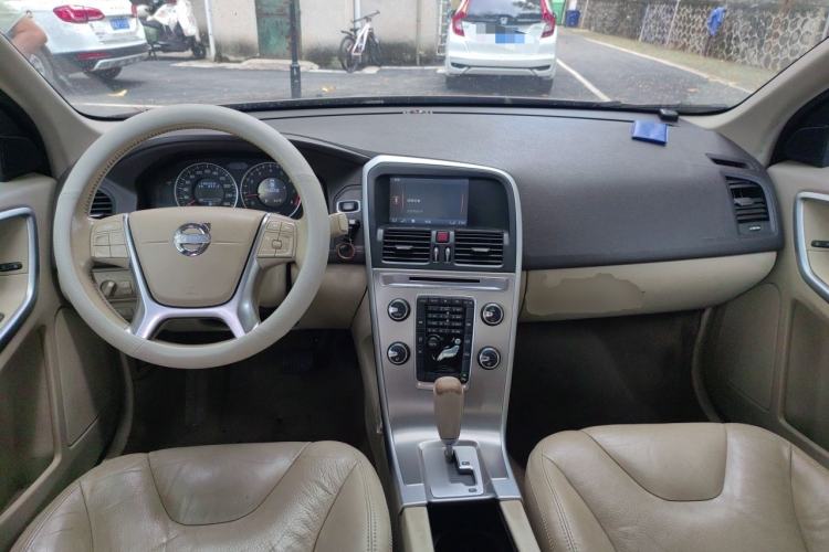 Used Volvo XC60 2012 T5 Comfort Edition Center Console
