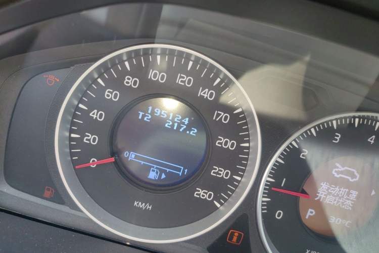 Used Volvo XC60 2012 T5 Comfort Edition Odometer Close Up