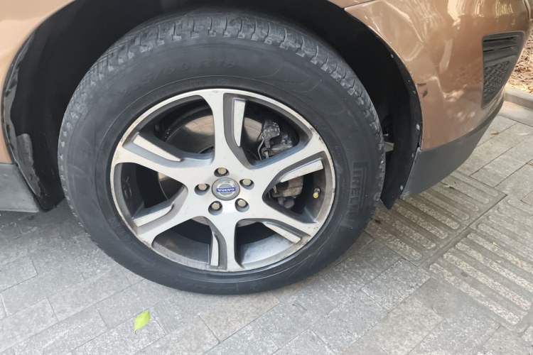 Used Volvo XC60 2012 T6 AWD Comfort Edition Right Front Wheel Hub