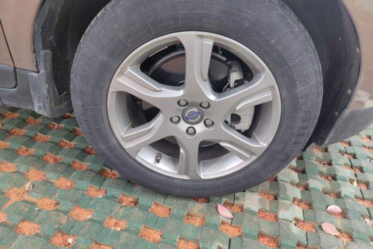 Used Volvo XC60 2012 T5 Comfort Edition Right Front Wheel Hub