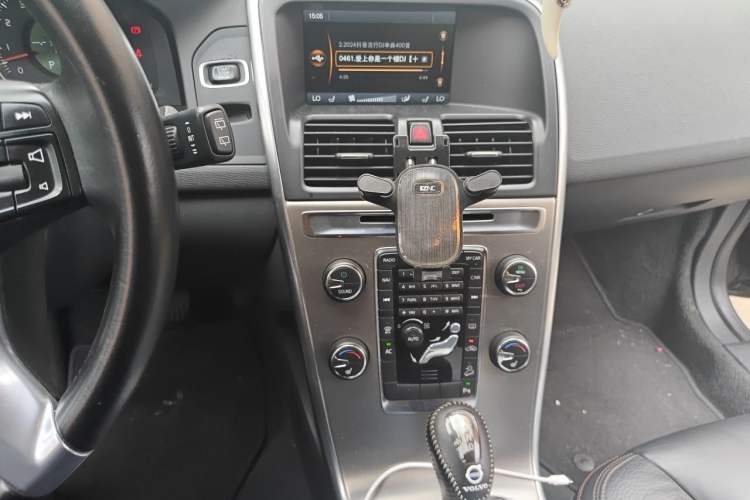 Used Volvo XC60 2013 T6 AWD Comfort Edition Audio And AC Panel