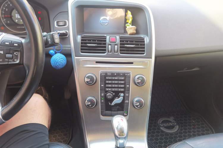 Used Volvo XC60 2013 T5 Comfort Edition Audio And AC Panel