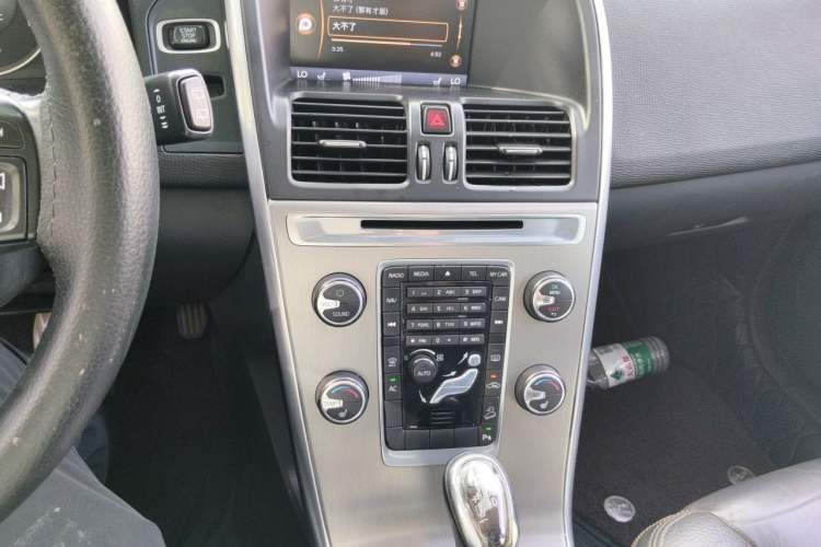 Used Volvo XC60 2013 T6 AWD Comfort Edition Audio And AC Panel