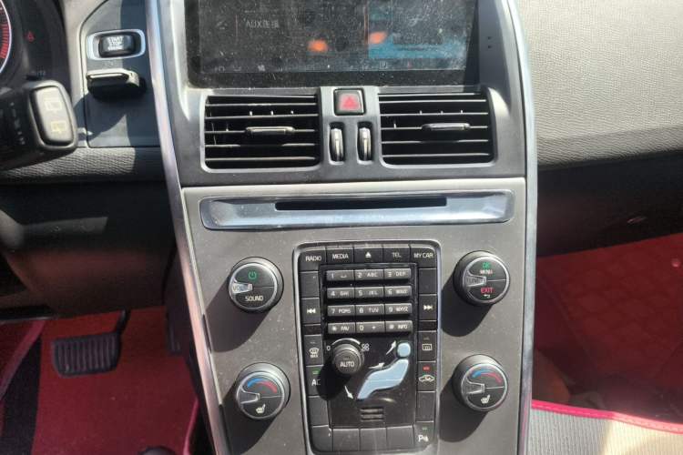 Used Volvo XC60 2013 T5 Comfort Edition Audio And AC Panel