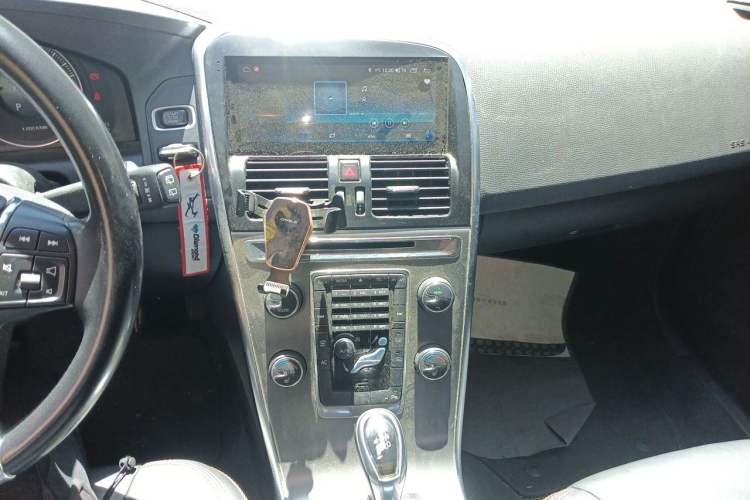 Used Volvo XC60 2013 T5 Comfort Edition Audio And AC Panel