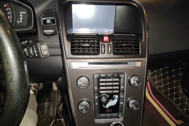 Used Volvo XC60 2013 T5 Comfort Edition Audio And AC Panel