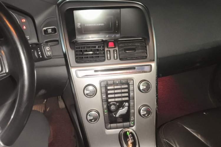 Used Volvo XC60 2013 T6 AWD Comfort Edition Audio And AC Panel