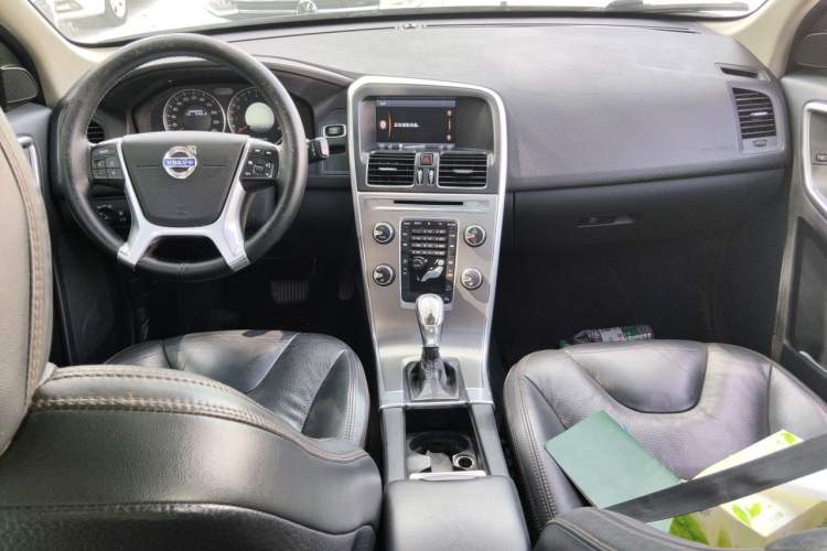 Used Volvo XC60 2013 T6 AWD Comfort Edition Center Console