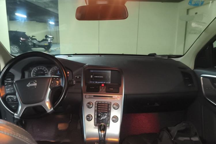 Used Volvo XC60 2013 T6 AWD Comfort Edition Center Console